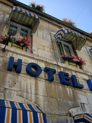 Hotel- Fassade in Frankreich.