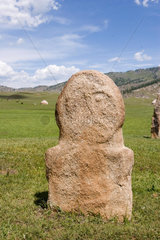 Steinfiguren und Steinsaerge in Kermqi | stone-made figures and stone coffin
