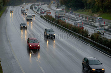 Autobahn bei Regen und in der Daemmerung.