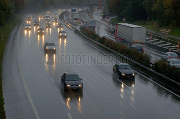 Autobahn bei Regen und in der Daemmerung.