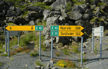 Strassenschilder bei Reine auf den Lofoten  Norwegen.