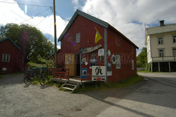 Der Ort A auf den Lofoten; die Rorbu (Fischerhuetten)- Vermietung.