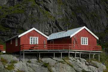 Der Ort A auf den Lofoten; zwei Rorbu (Rorbuer)  Fischerhuetten  die hier von Urlaubern gemietet werden koennen. .