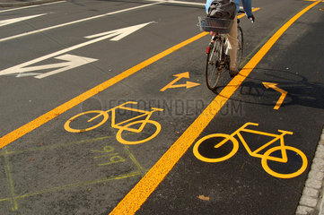 Fahrrad - / Velo - streifen auf Strasse