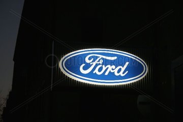 Ford Leuchtreklame an Autowerkstatt