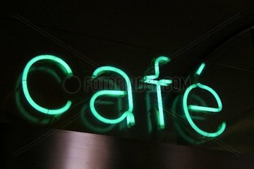cafe -Neonroehren-Schild ueber Eingang.