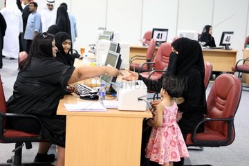 Kuwait: Spende des Scheich Sabah an die Kuwaitischen Buerger
