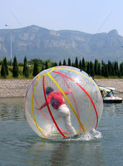 China  Spaziergang auf dem Wasser in einem Luftballon