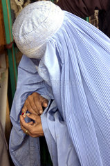 Afghanische Frau beim Juwelier