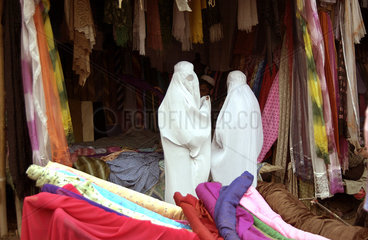Frauen in einem Stoffladen in Kunduz
