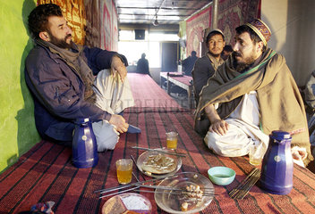 Maenner in einem Restaurant in Kunduz