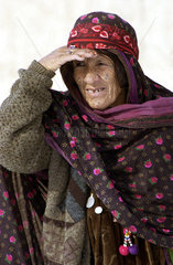 Alte Frau im Dorf Baluc