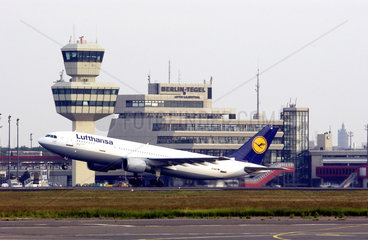 Ein Flugzeug der Lufthansa beim Abflug am Flughafen Tegel