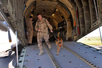 Soldat mit Spuerhund