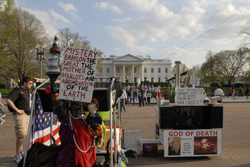 Proteststand hinter Weisses Haus  Washington D.C.. United States of America  Vereinigte Staaten von Amerika  USA
