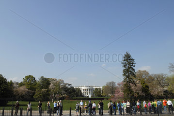 Weisses Haus  White House mit Touristen  Washington D.C