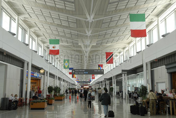 Washington Dulles Airport Terminal mit Touristen