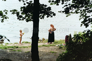 Frau mit Kind am Rhein-Herne-Kanal