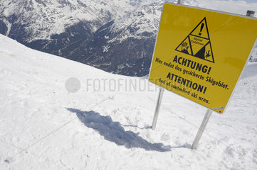 Warnschild Lawinengefahr alpines Gelaende