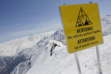 Warnschild Lawinengefahr alpines Gelaende
