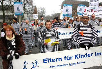 Demonstration von Vaetern fuer mehr Rechte vor dem Untersuchungsgefaengnis Holstenglacis in Hamburg