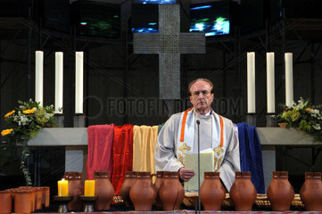 1. Oekumenischer Kirchentag: Priester Gotthold Hasenhuettl