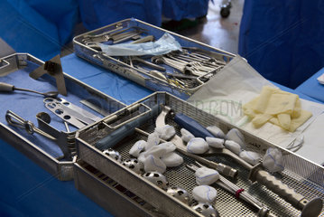 Blick ueber Instrumenten-Tisch bei Hueft-Operation