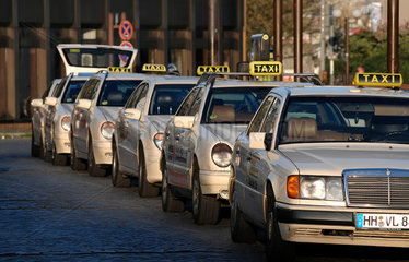 Taxis warten vor Bahnhof