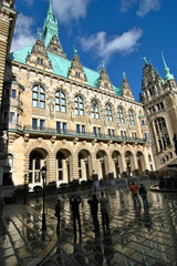 Hamburger Rathaus mit Touristen