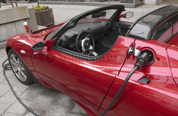 Tesla Roadster beim Aufladen