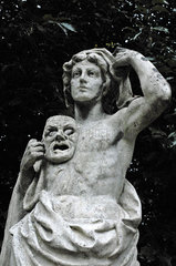 Statue mit Maske