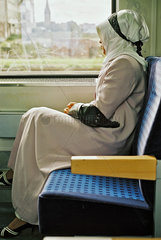 muslimische Frau in S-Bahn