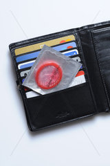 Verpacktes Kondom in Portemonnaie