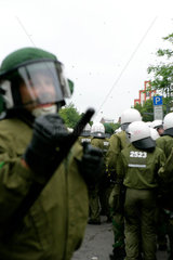 Anti-G8-Demonstration: Polizisten im Steinhagel