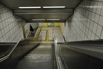 Rolltreppe in U-Bahn mit Person