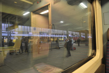Blick aus dem Fenster eines Zuges auf Bahnsteig