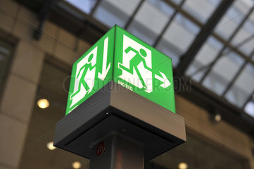 Notausgangs-Schild  beleuchtet  in Halle