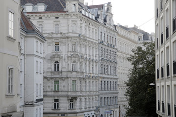 Fassaden von Haeusern in der Salvatorgasse der Jahrhundertwende in Wien