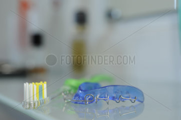 Zahnspange und Zahnbuerste im Badezimmer