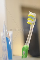 Zahnbuerste und Zahncreme im Badezimmer