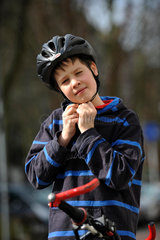 Junge mit Fahrrad und Helm