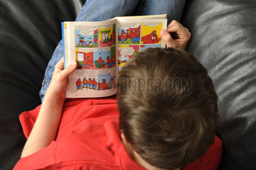 Junge liest Comic