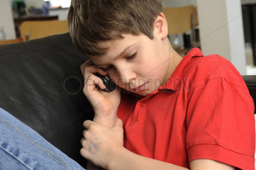 Junge telefoniert mit Handy