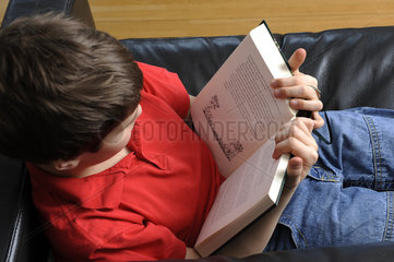 Junge liest Buch