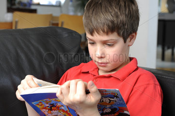 Junge liest Comic