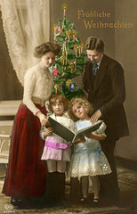 Familie singt Weihnachtslieder  Heilig Abend  1913