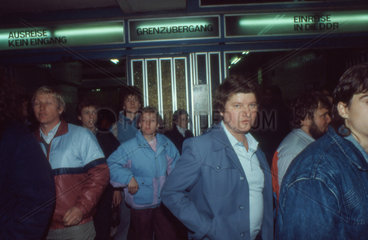 Grenzuebergangsstelle Friedrichstrasse am 10.11.1989