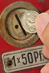 50 Pfennig  Geldeinwurf  Geldschlitz  an einem alten Automaten  1955