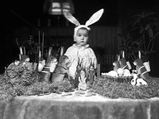 Kind als Osterhase verkleidet  um 1908