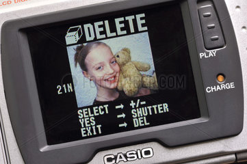 eine der ersten Digitalkameras  Casio  1997